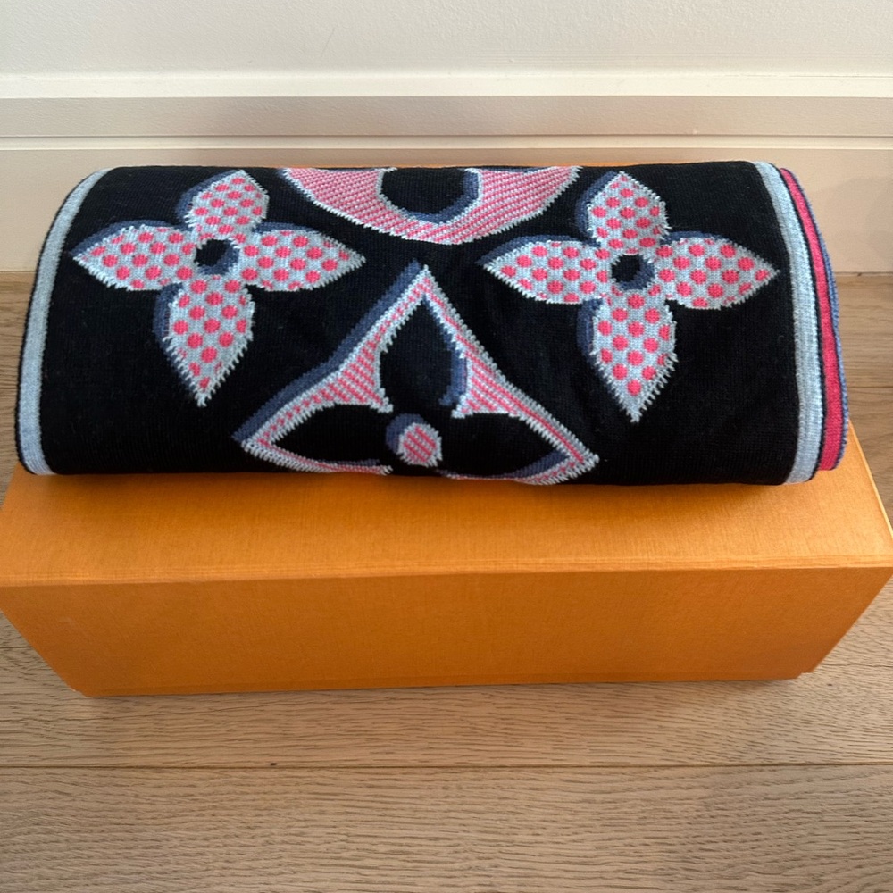 Louis Vuitton Escale Giant Pop Monogram Scarf M73895